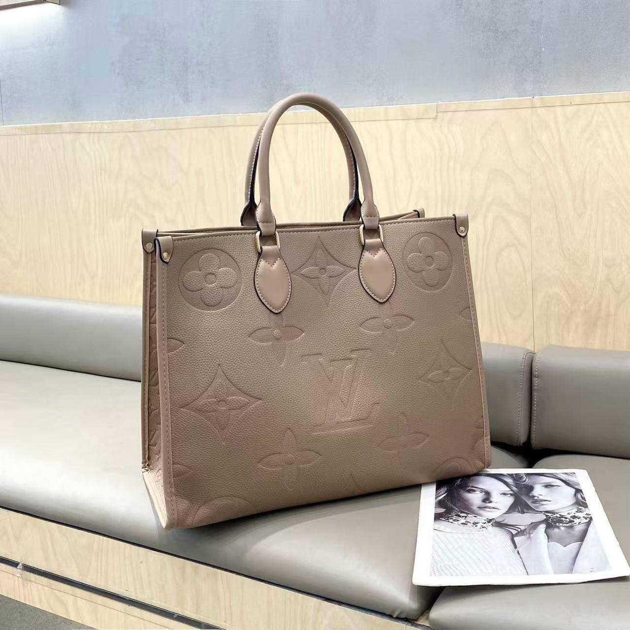LV
110 dhs✅
Size27cm
Zain161
♥️♥️♥️