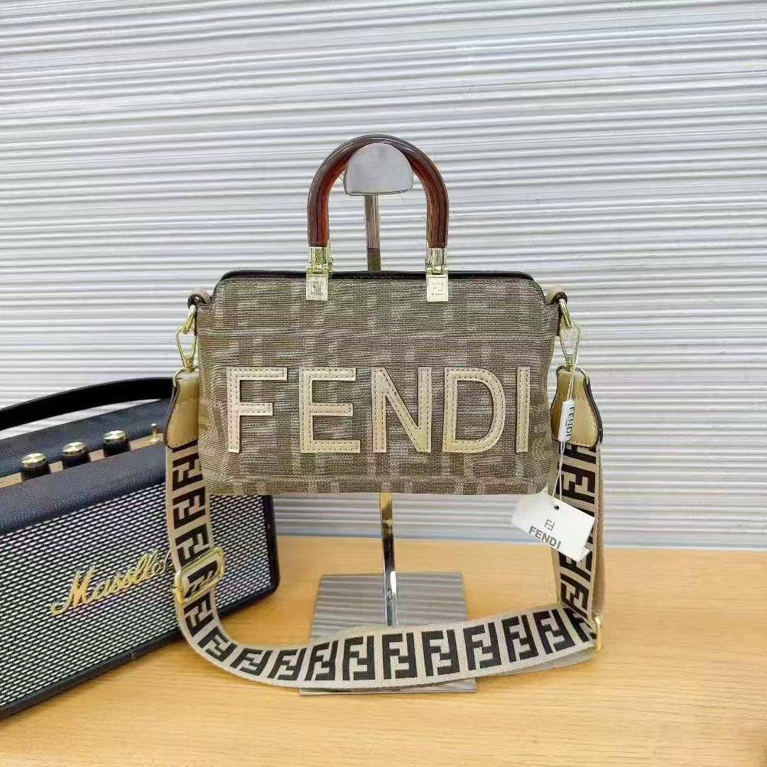 Fendi
23*15*9cm
65 dhs🪙🌨️
Zain17
♥️♥️♥️