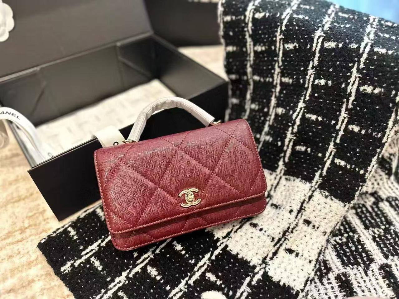 Chanel 💕💕 Master
19cm🫶🏼 260 dhs❣️
with Box 🗃️
Zain228
♥️♥️♥️
