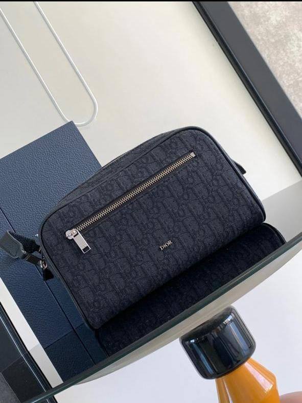 Dior Toilettery Bag
Super Master
175 dhs🇦🇪🇦🇪
Zain33
♥️♥️♥️