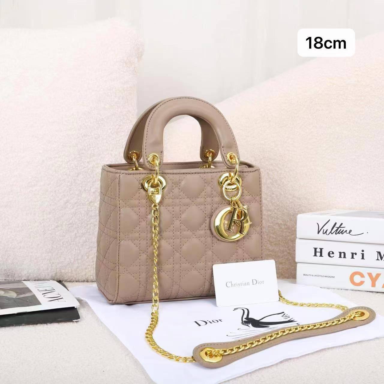 ❤️ Lady Dior
1⃣️ First quality +🎁
Size : 18 * 14 cm
90 dhs✅
with box
🎁🎁🎁
Zain115
♥️♥️♥️
