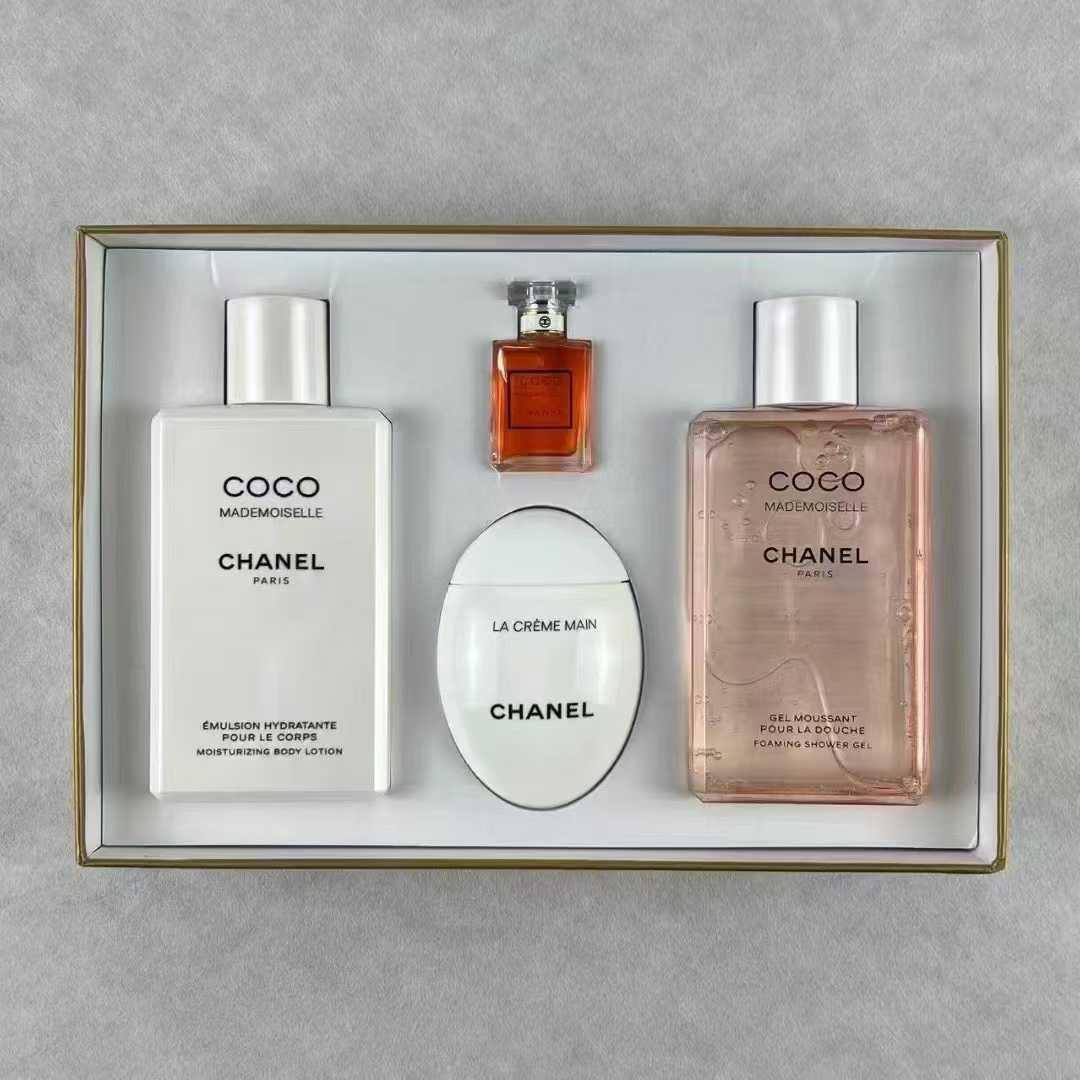 Chanel Set
New
95 dhs👑
Zain109
♥️♥️♥️