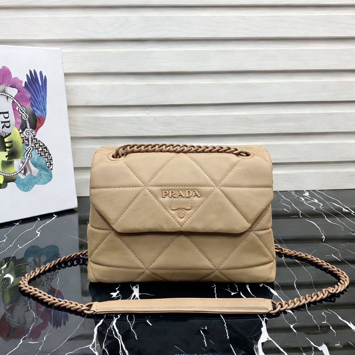 Prada
with box
🎁🎁🎁
95 dhs❣️
Zain38
♥️♥️♥️