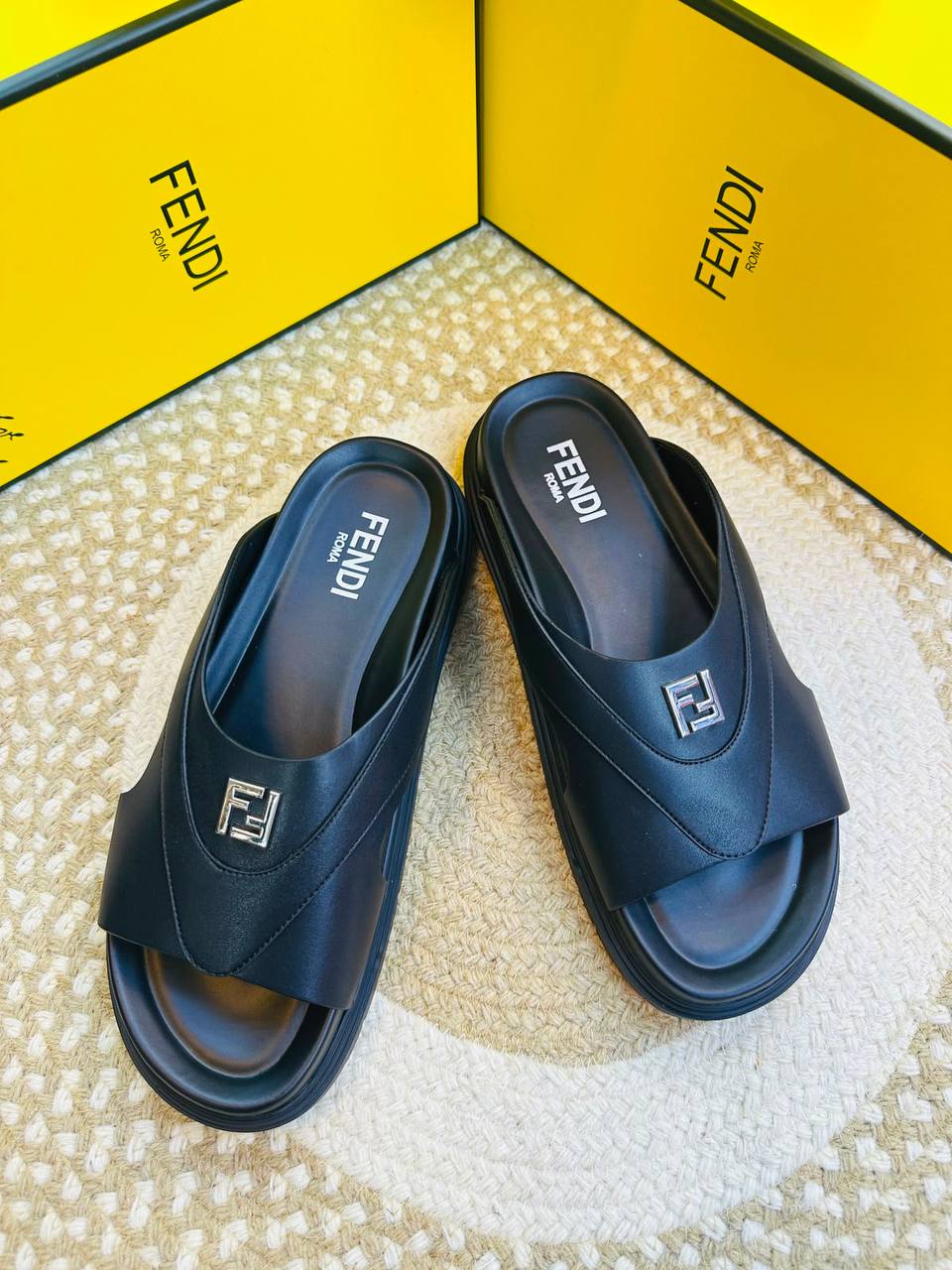 Master Slippers
Size 40-46
210 dhs💓
Zain132
♥️♥️♥️