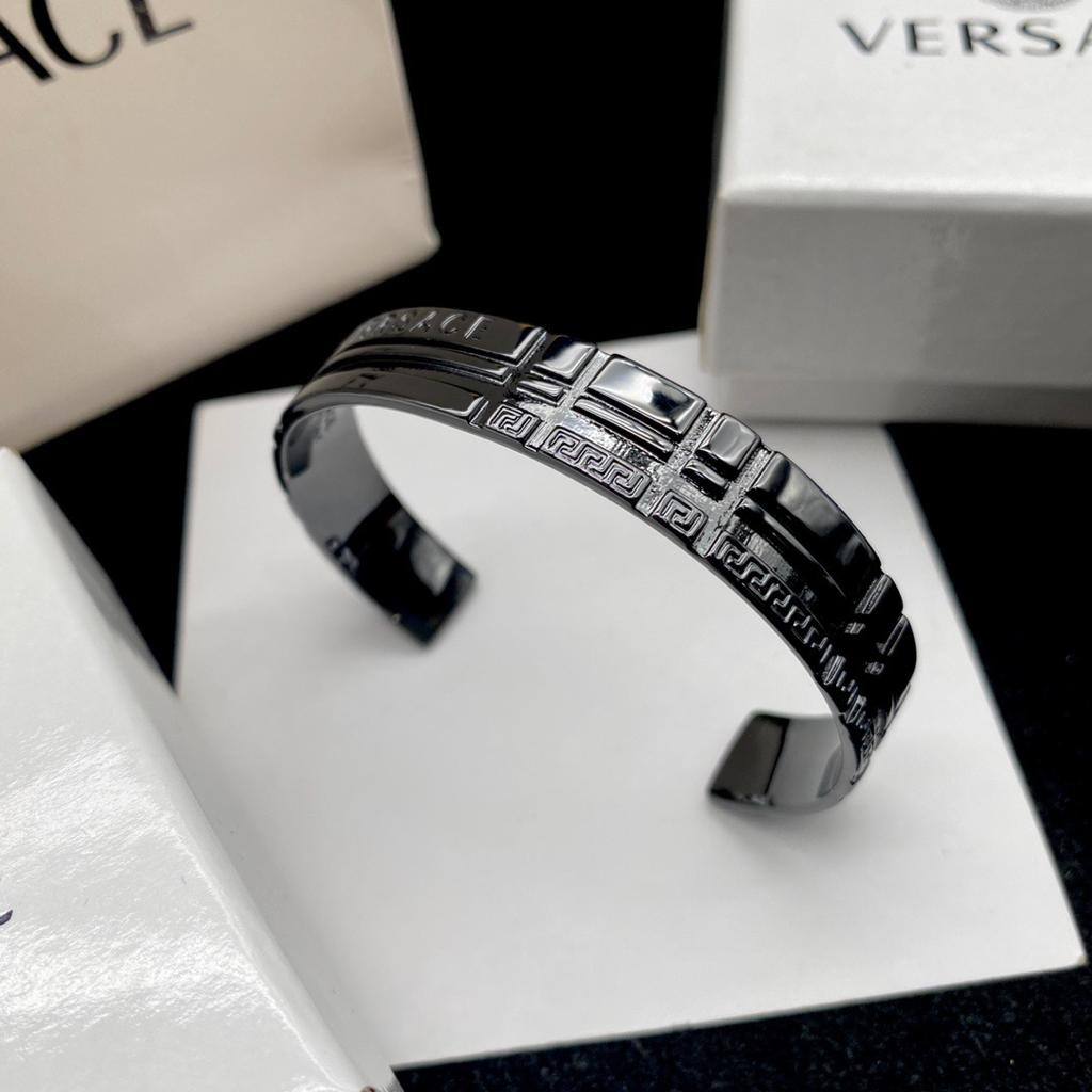 60 DHS✅
VERSACE MASTER
✨💫⭐
BANGLE
💎
FREE SIZE
WITH BOX AND PAPER BAG 🎁🛍️
Zain89
♥️♥️♥️