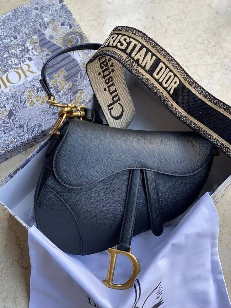 Dior
100 dhs🇦🇪🇦🇪
With box
Zain219
♥️♥️♥️