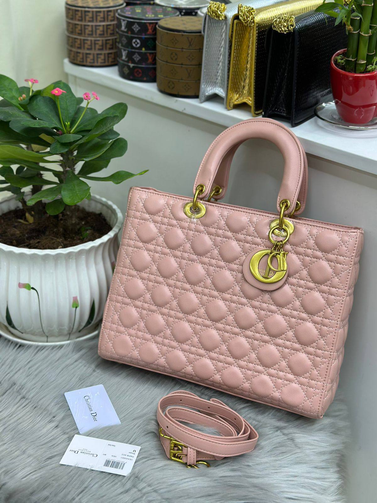 DIOR
SIZE ………32CM 🥰
120 dhs💓
Zain51
♥️♥️♥️