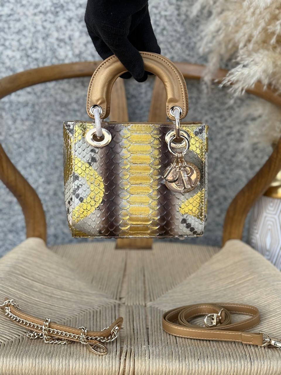 DIOR
17cm
380 dhs✅
Top quality
With box🎁
Zain167
♥️♥️♥️