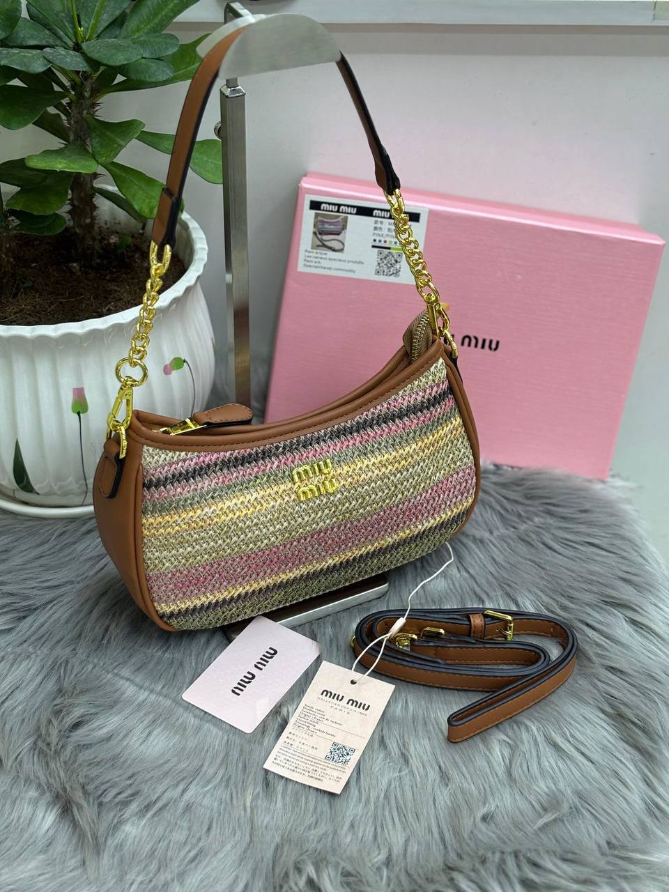 MIU MIU
SIZE ……… 25 CM 🥰
85 dhs✅
with BOX🌷
Zain244
♥️♥️♥️
