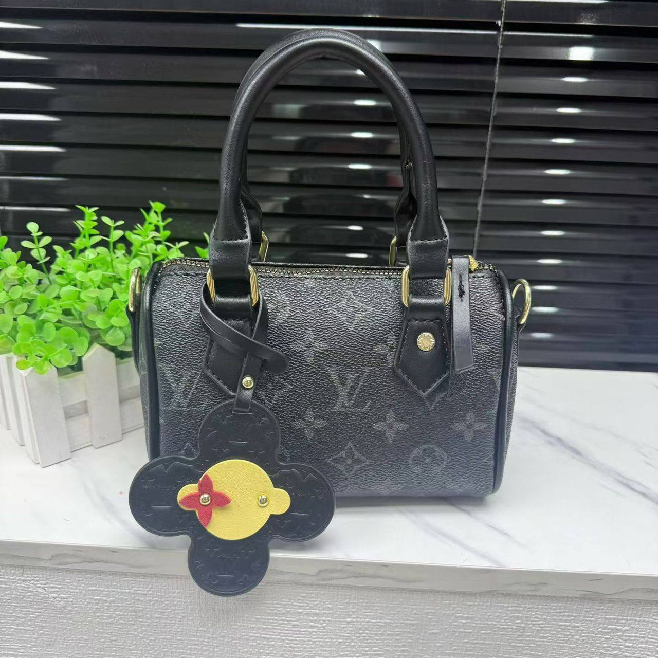 LV
80 dhs💓
size:16cm
Zain35
♥️♥️♥️