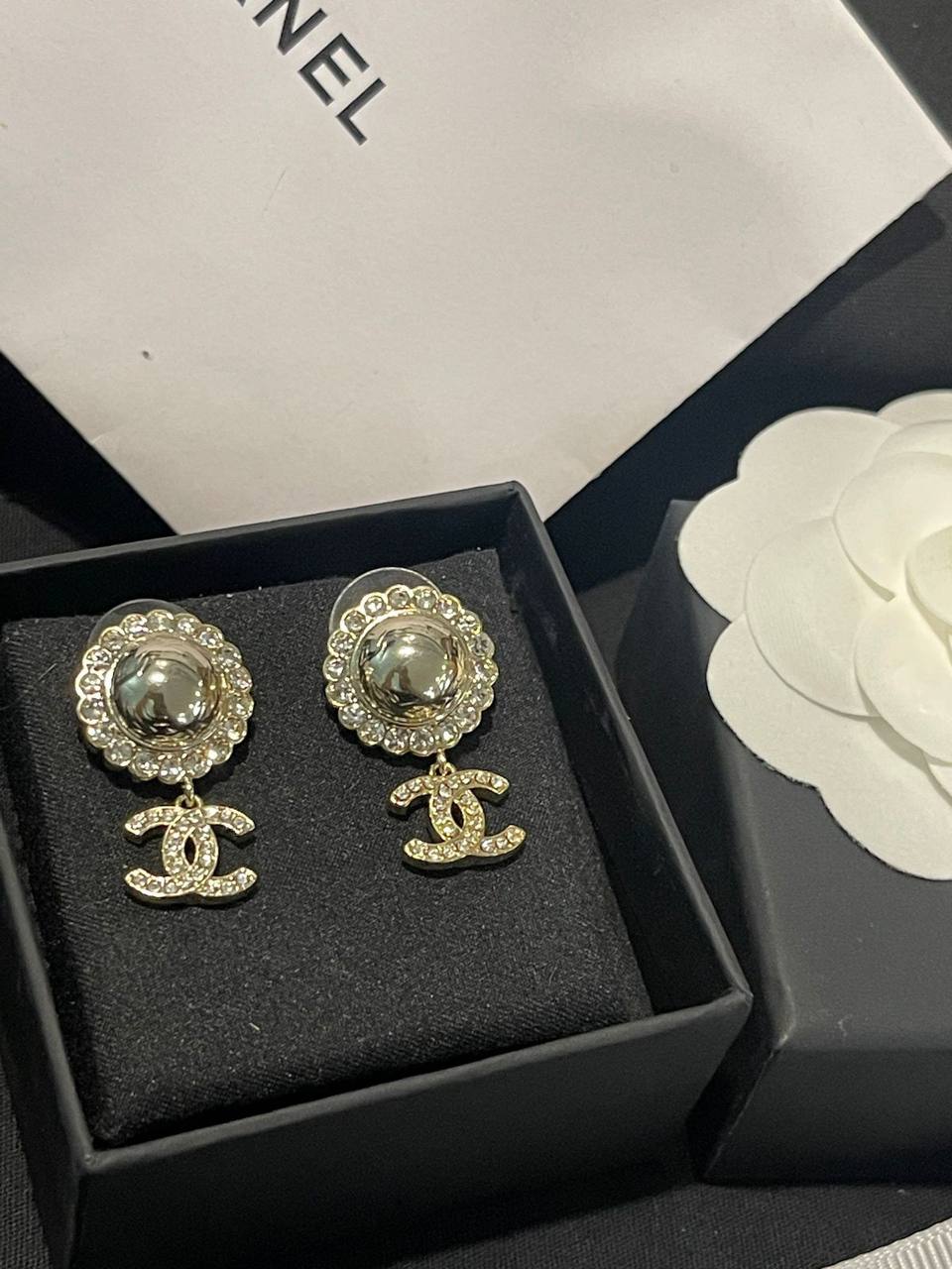 MASTER EARRING
70 dhs🪙🖤
WITH BOX AND PAPER BAG
🎁🎁🎁
Zain89
♥️♥️♥️