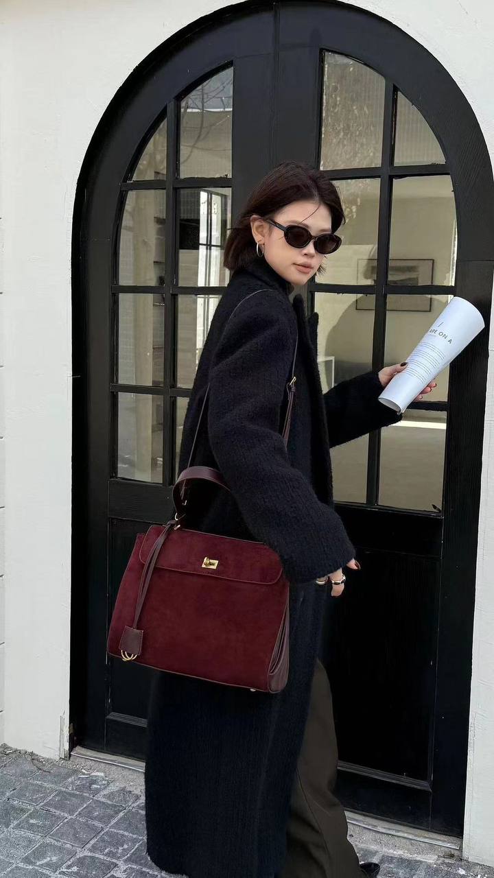 BALENCIAGA
HIGH QUALITY
140 dhs✅
Zain295
♥️♥️♥️