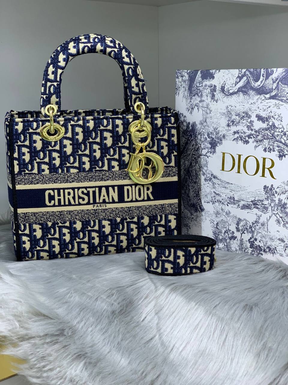 DIOR
SIZE………. 24CM🌷
115 dhs👑
with BOX✅
Zain244
♥️♥️♥️