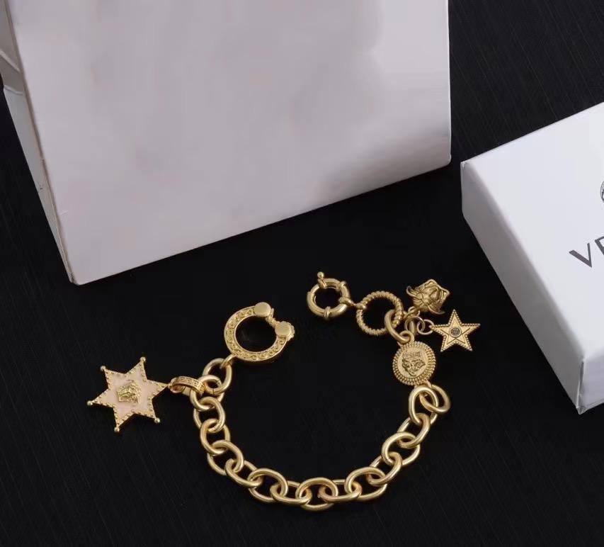 VERSACE ❤️🔥*
Bracelet ✨
Master quality 💯
With normal boxes 📦
55 dhs✅
Zain216
♥️♥️♥️