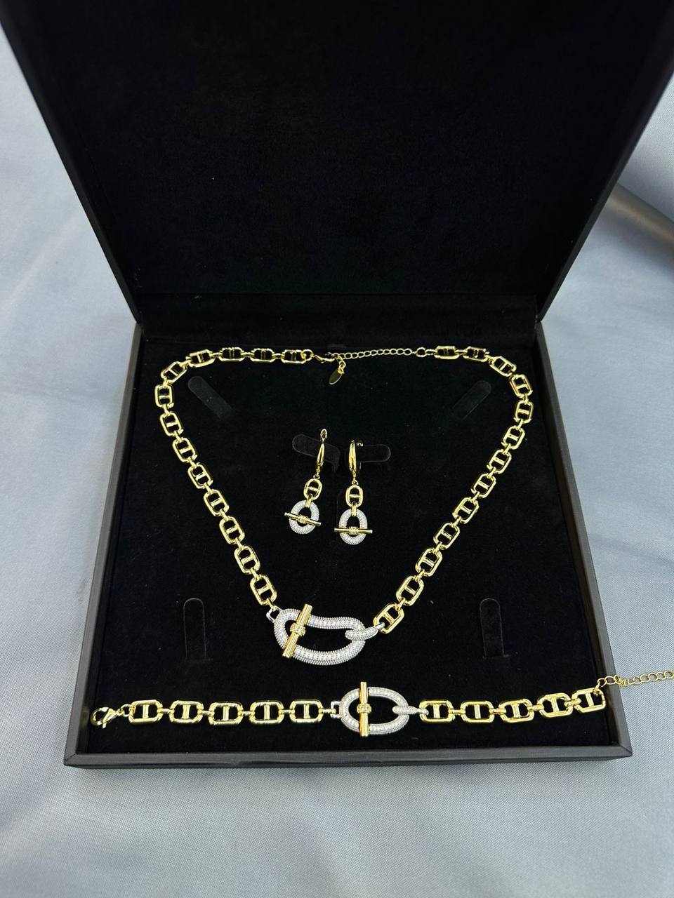 SET ❤️🔥*
Necklace 🐦🔥
Earring🌸
Bracelet ✨
Ring 💍
good quality 💯
With normal boxes 🗃️
And paper bag 🛍️
55 dhs✅
Zain216
♥️♥️♥️
