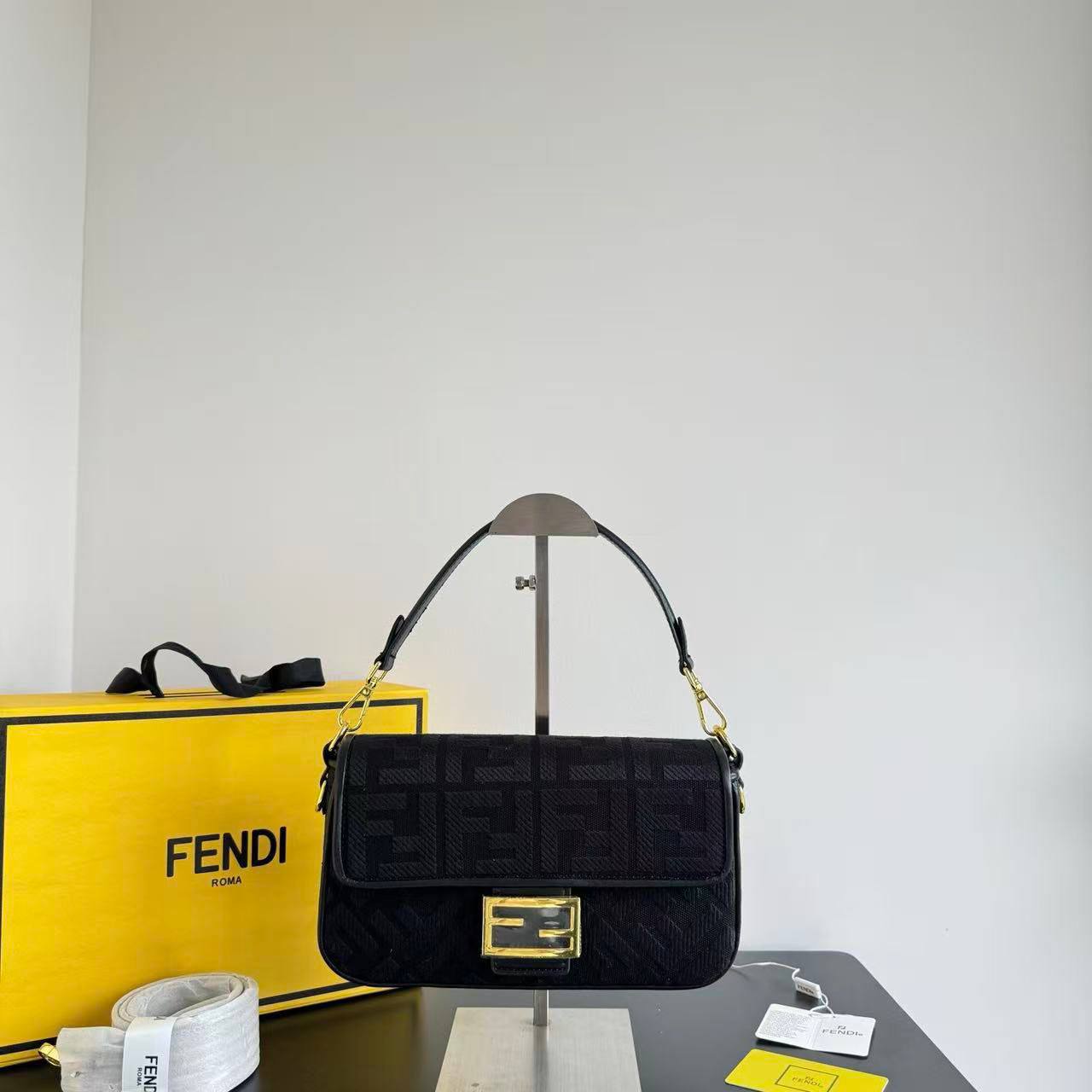 Fendi
high quality
130 dhs🪙🖤
Withbox
🎁🎁🎁
Zain143
♥️♥️♥️