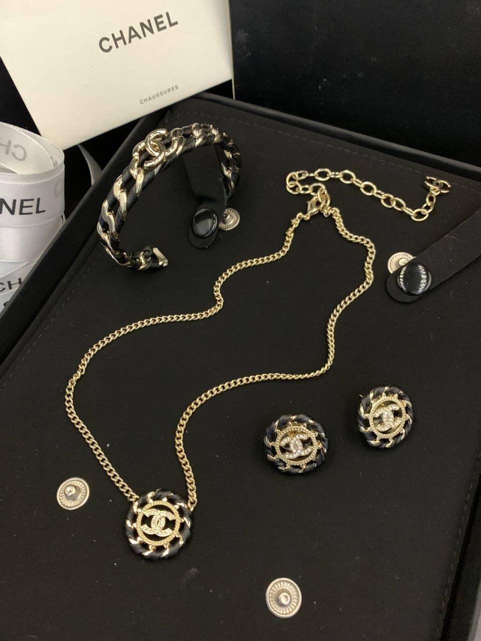 CHANEL
SET MASTER💫✨
NECKLACE EARRINGS
WITH SMALL BOX AND PAPER BAG🛍️🎁
160 DHS🇦🇪🇦🇪
Zain89
♥️♥️♥️