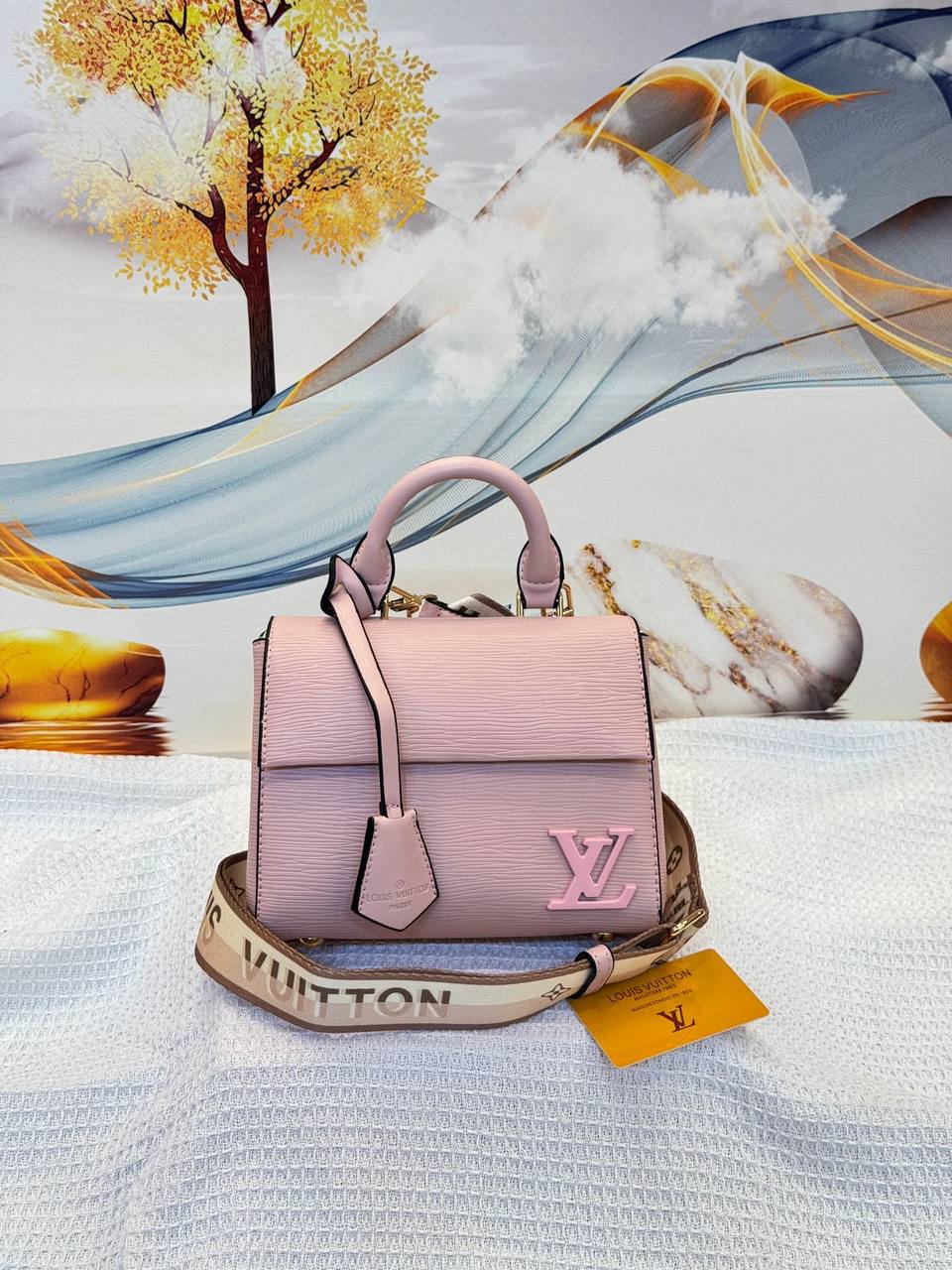 LV
Best quality
with box
110 dhs🇦🇪🇦🇪
size 21CM
Zain290
♥️♥️♥️