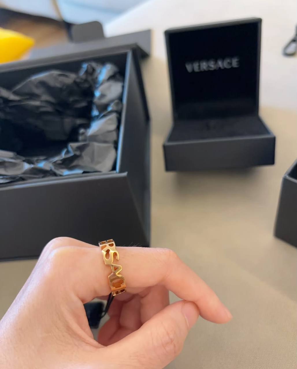 VERSACE 🔥*
Ring 💍
Available size 6,7,8,9🐦🔥
Master quality 💯
With normal boxes 🗃️
55 dhs💓
Zain216
♥️♥️♥️