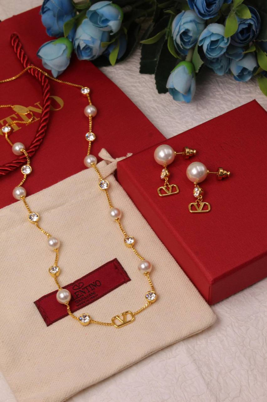 VALENTINO ❤️
↗️ *Super Master Quality ®️*
* *New Collection*
METAL NECKLACE with Stone & Pearls with EARINGS ®️
*170 dhs✅* with *Normal* box & Bag
*220 dhs✅* with *Orignal* Packaging
Zain106
♥️♥️♥️