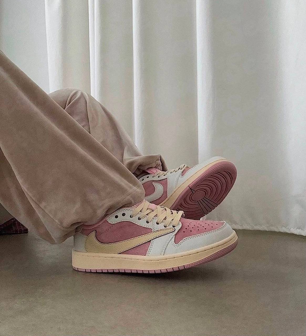 Travis Scott x Air Jordan 1 Low OG "Shy Pink" ,
Size 36-45 ,
240 dhs💛
Zain18
♥️♥️♥️