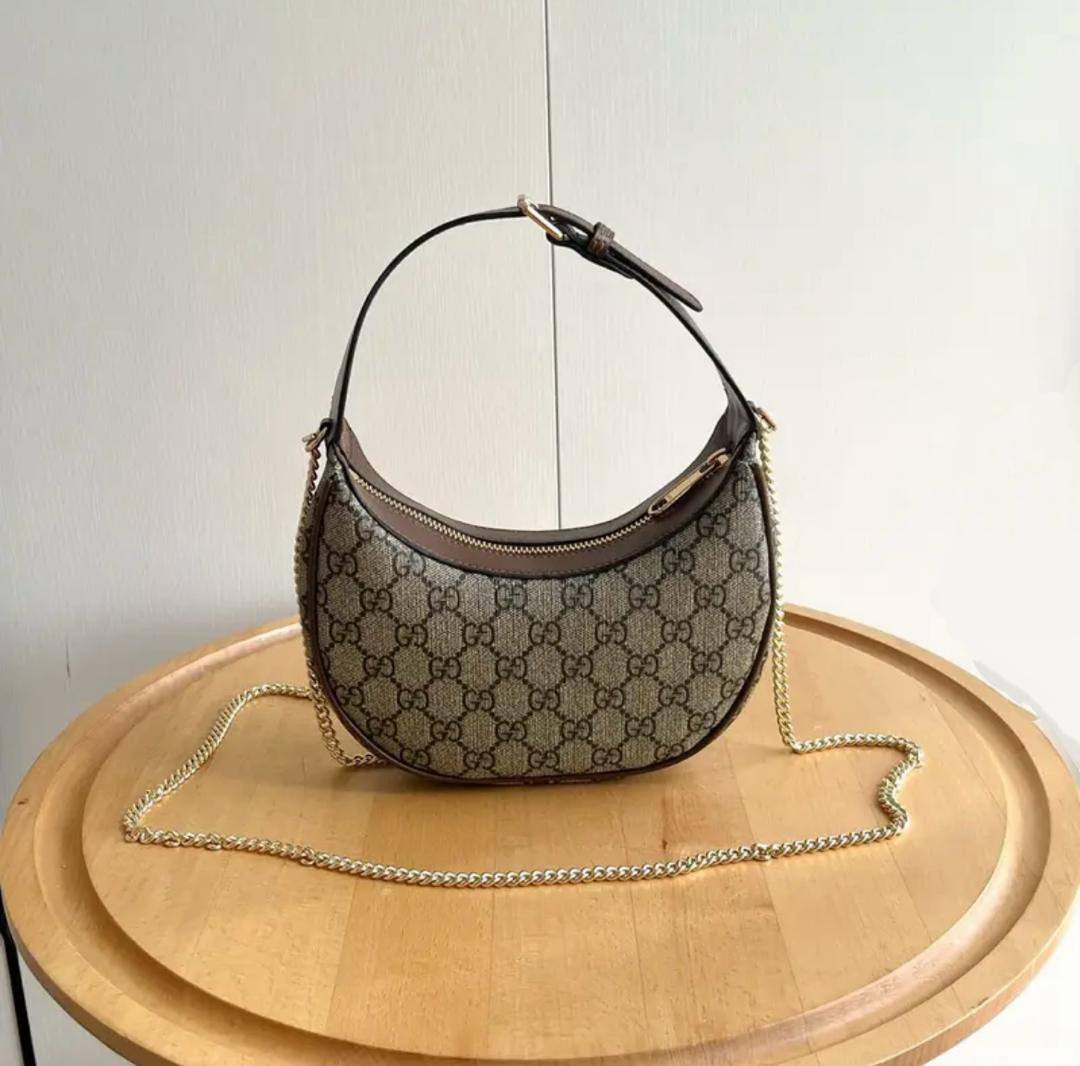 Gucci
95 dhs🪙🌨️
with box
🎁🎁🎁
size 22×5×12cm
Zain213
♥️♥️♥️