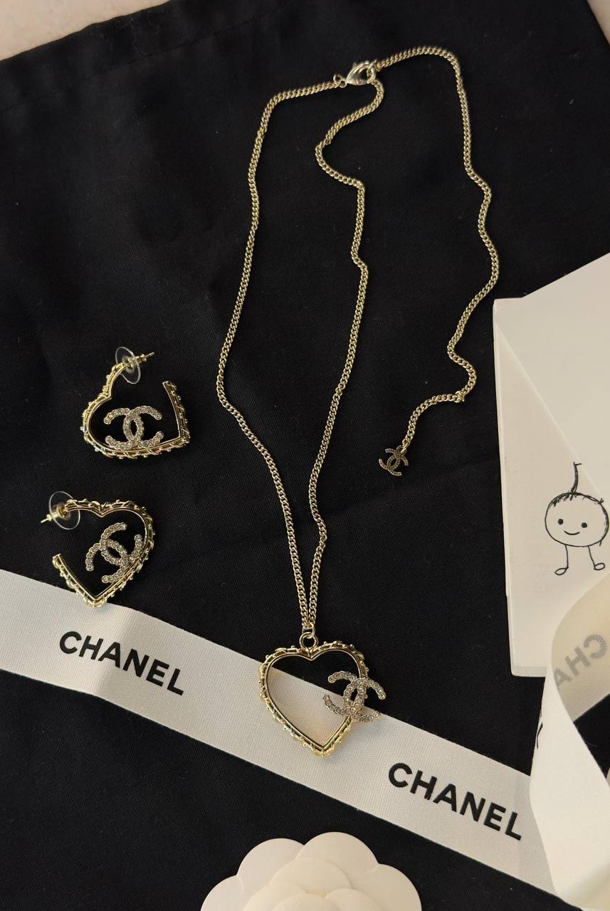 CHANEL* 🖤
* Necklace & Earing ⬆️
* ↗️ *Super Master Quality ®️*
Set (Necklace with Earings)
*170 dhs🪙🌨️* with *Normal* Box & Bag
*230 dhs🪙🌨️* with *Orignal* Packing
Zain209
♥️♥️♥️