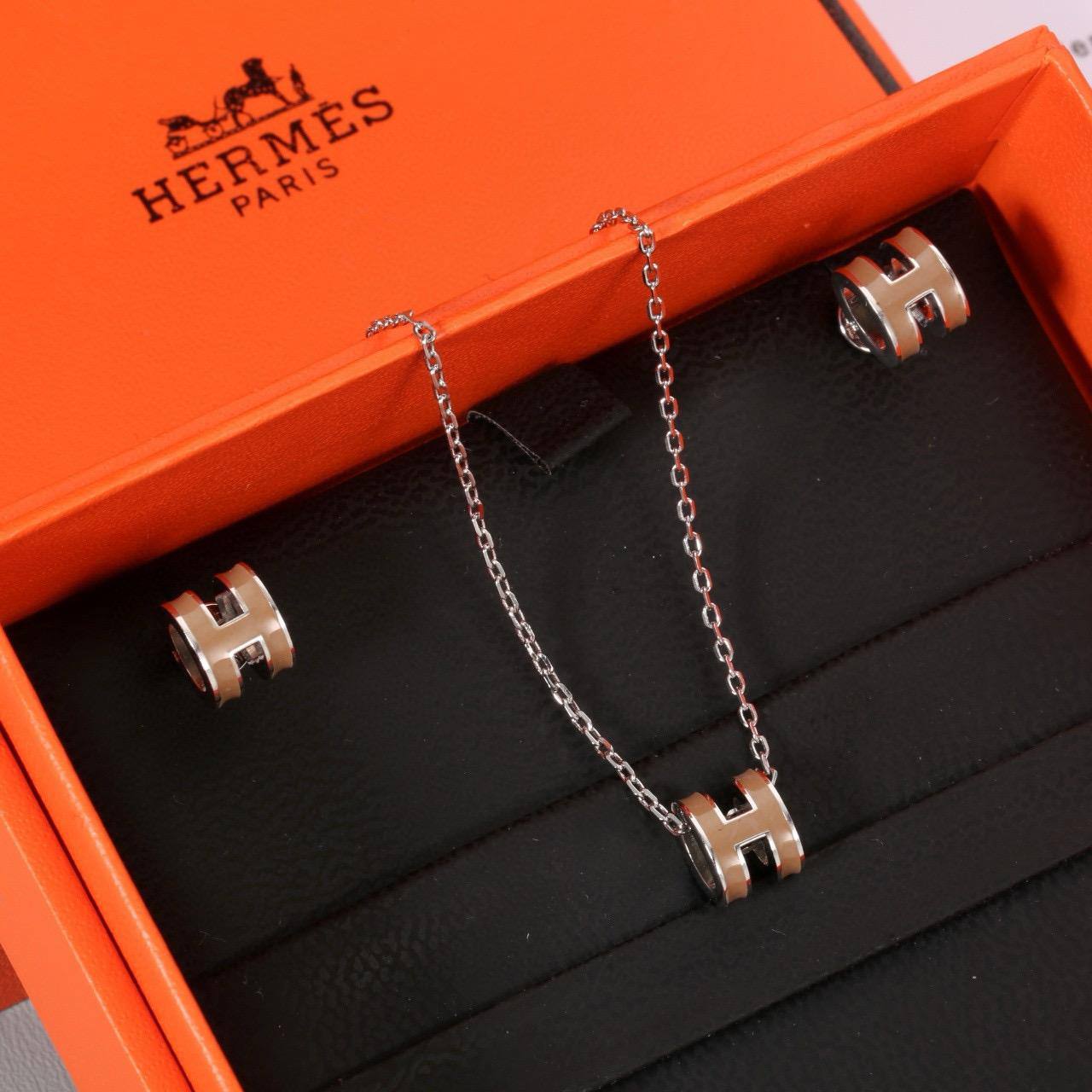 MASTER HERMES
SET✨
NECKLACE EARRINGS. 💥💫
WITH NORMAL BOX AND PAPER BAG
90 dhs❣️
WITH GOOD BOX AND PAPER BAG
115 dhs❣️
Zain89
♥️♥️♥️
