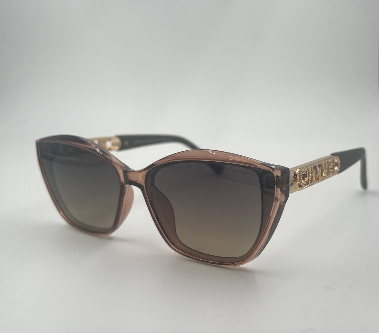 CHANEL
Sunglasses 🕶️
good quality 💯
With master box 🗃️
50 dhs🪙🌨️
Zain273
♥️♥️♥️