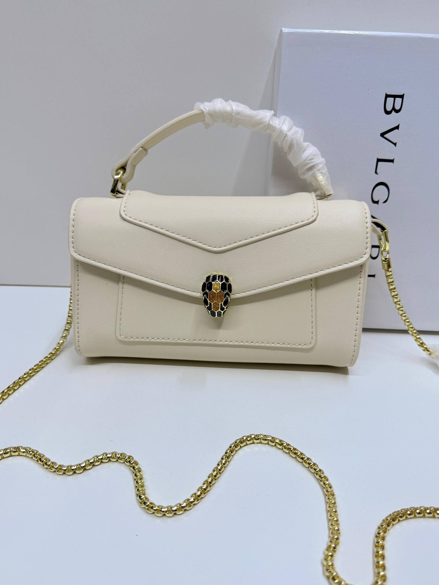 Bvlgari
100 dhs✅
with box
size 19×5×10cm
Zain42
♥️♥️♥️