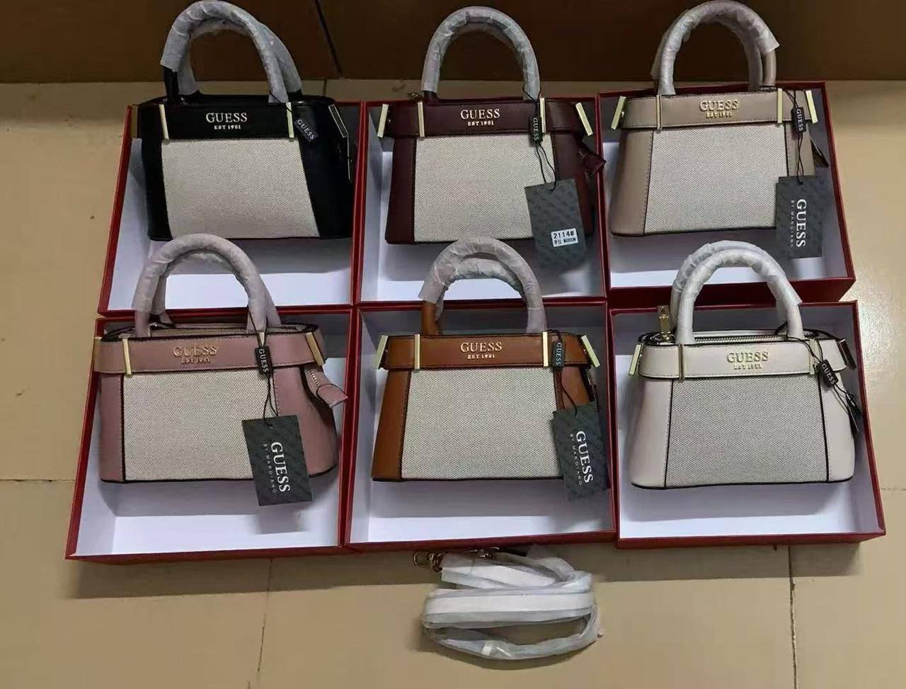 ❤️ Guess Hanbag
1⃣️ First quality +🎁
size : 21 * 13 * 7 cm
110 dhs✅
with box 🎁
Zain115
♥️♥️♥️