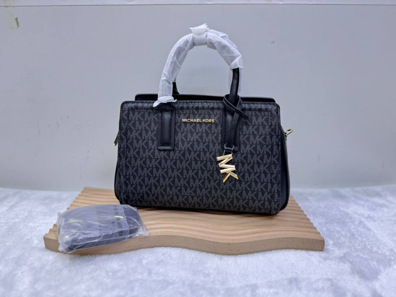 Mk
size:25×17×9cm
110 dhs✅
Zain114
♥️♥️♥️