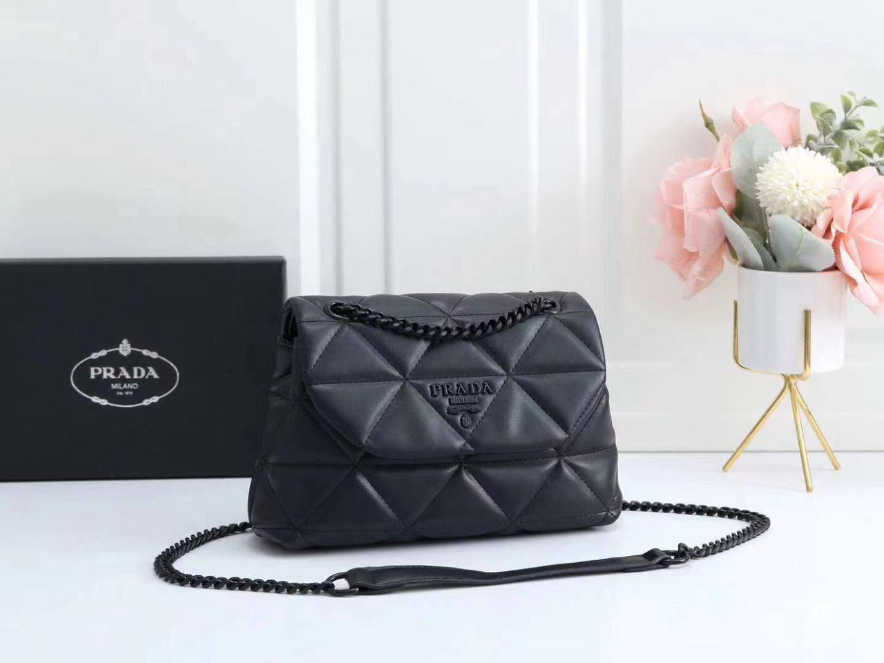 Prada
with box
🎁🎁🎁
95 dhs🪙
Zain143
♥️♥️♥️