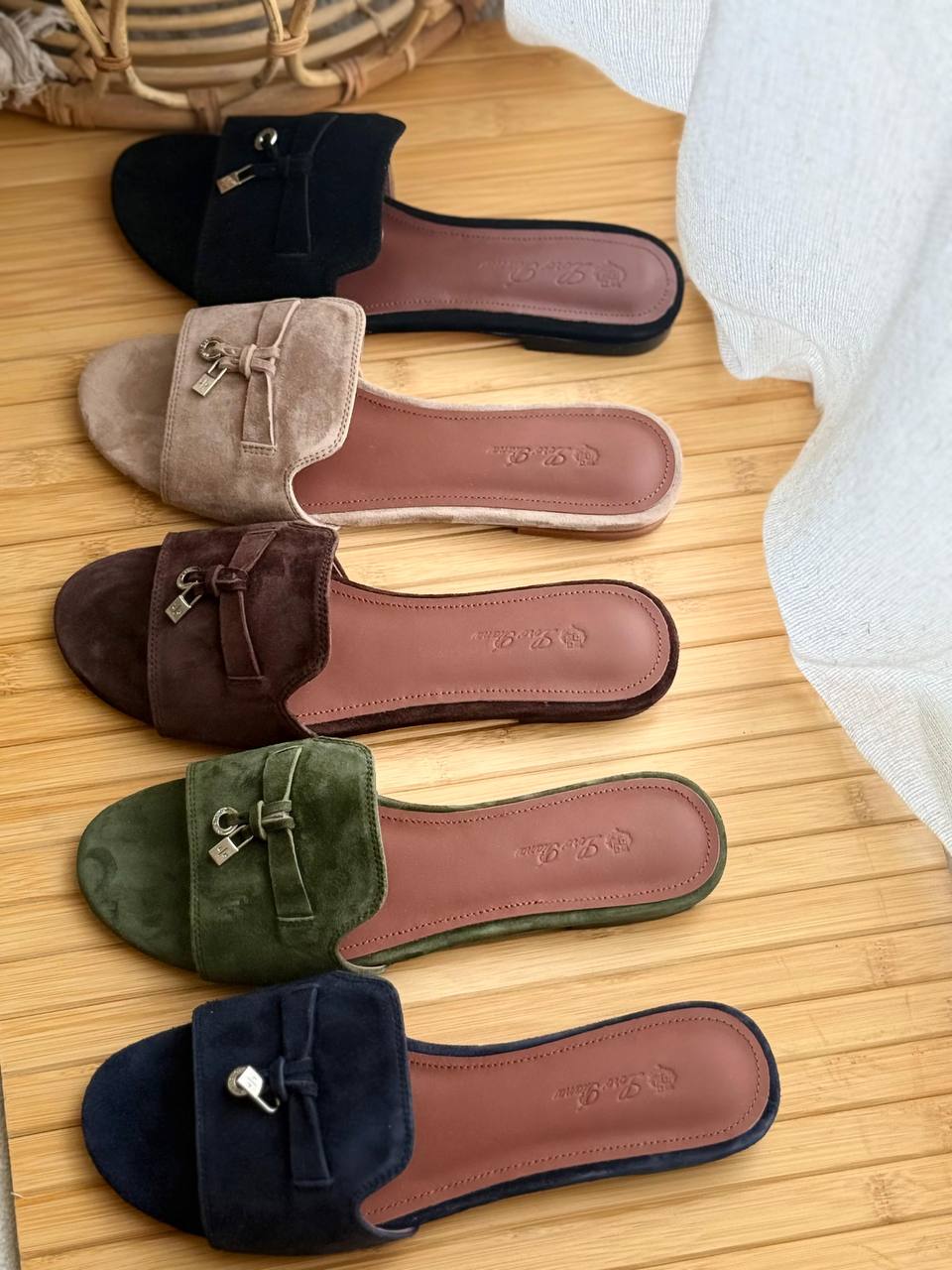Loro Piana
*Super Master*
𝘀𝗶𝘇𝗲 𝟯𝟲 𝘁𝗼 𝟰𝟮
400 dhs💓
Zain303
♥️♥️♥️