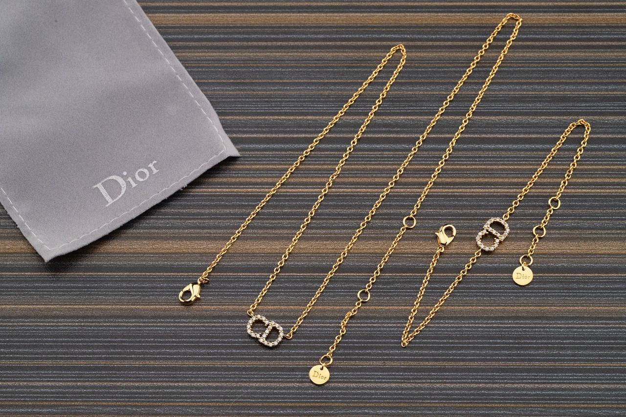 Dior 🦋*
Necklace ✨
Earring 🍁
Bracelet 🐦🔥
Master quality 💯
With normal boxes 🗃️
120 dhs✅
With master box 📦
130 dhs✅
Zain216
♥️♥️♥️