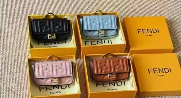 FENDI
Master quality
11cm
with box
120 dhs🇦🇪🇦🇪
Zain95
♥️♥️♥️