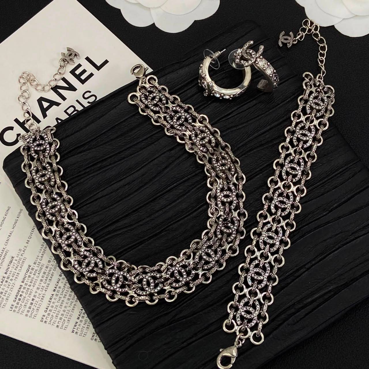 Chanel set
Choker
Earrings
Bracelet
*Master quality* 💎
*260* AED normal box 📦
Zain48
♥️♥️♥️