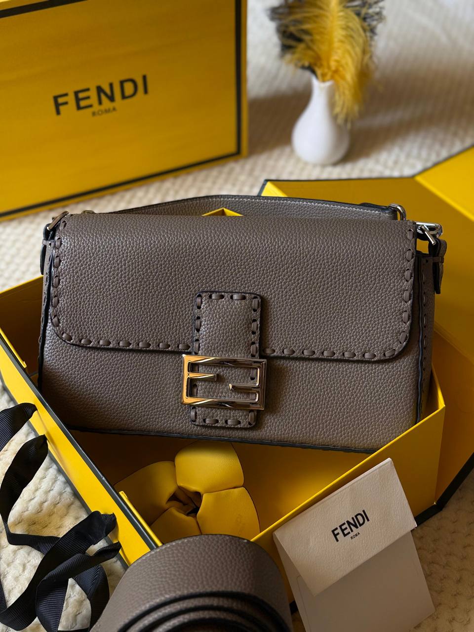 FENDI
25cm
330 dhs🪙🌨️
Top quality
With box🎁
Zain167
♥️♥️♥️