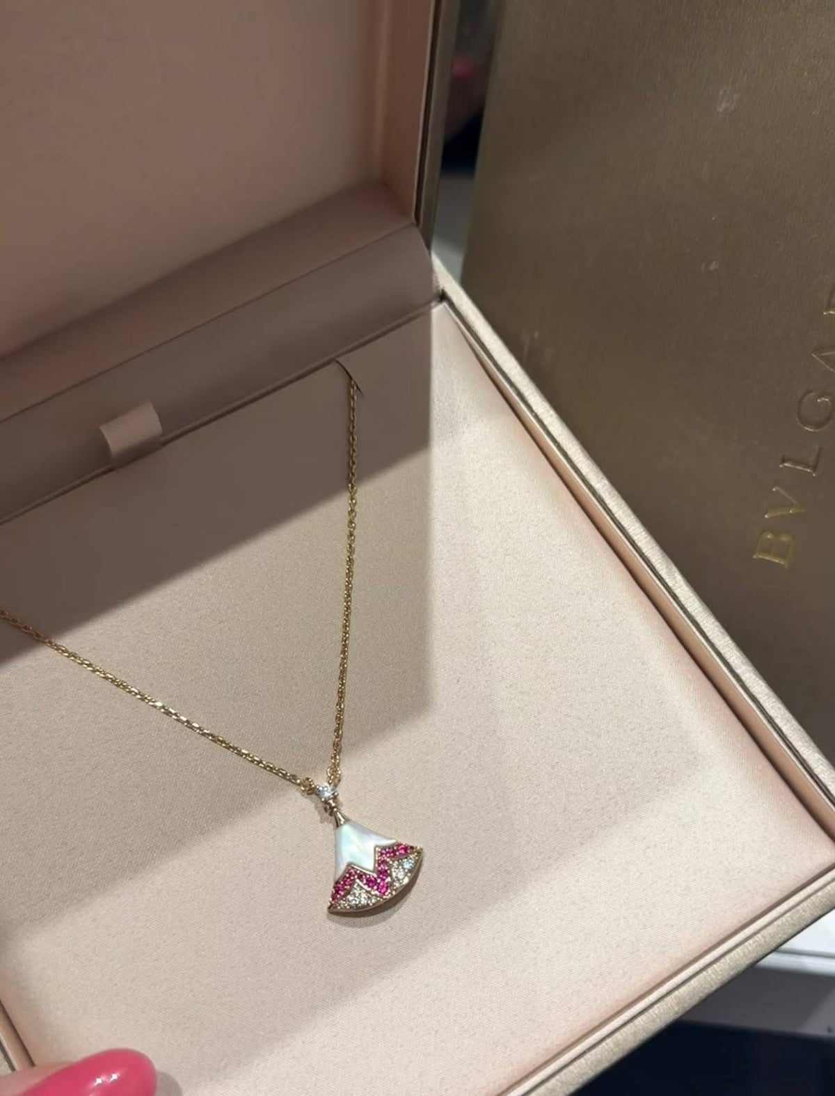 BVLGARI
Necklace
Earring
Master quality
With normal boxes
115 dhs🇦🇪🇦🇪
With master box 🗃️
170 dhs🇦🇪🇦🇪
Zain216
♥️♥️♥️