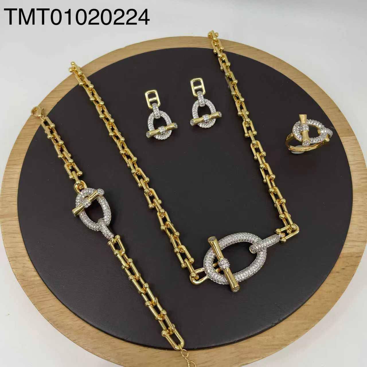Hermes Set*
Necklace
Earrings
Bracelet
Ring 💍
👉Fashion quality
80 dhs🪙🌨️
normal box 📦
Zain48
♥️♥️♥️