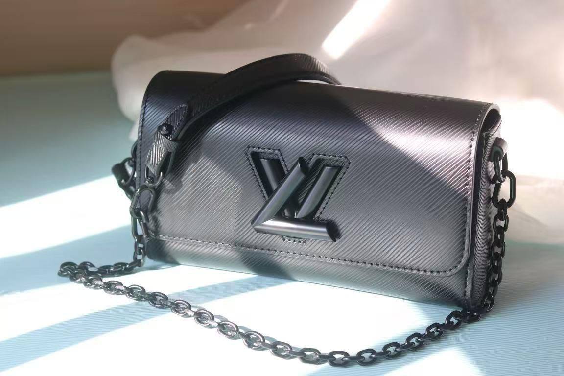 LV
360 dhs🪙🌨️
#23cm
Zain228
♥️♥️♥️