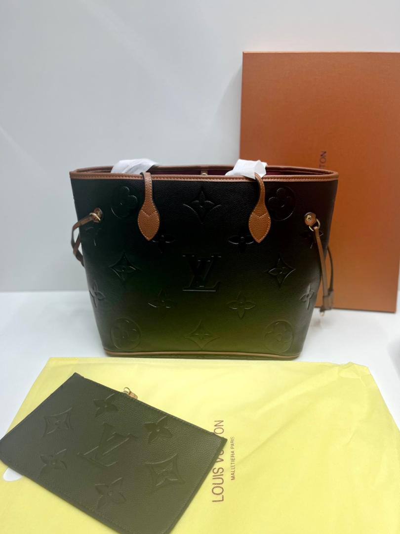 LV
100 dhs✅
with box
size 43×6×28cm
Zain42
♥️♥️♥️