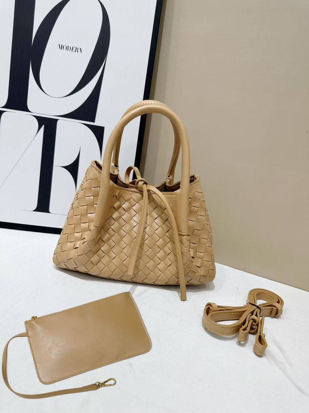 Bottega
100 dhs🇦🇪🇦🇪
With box
Size25cm
Zain219
♥️♥️♥️