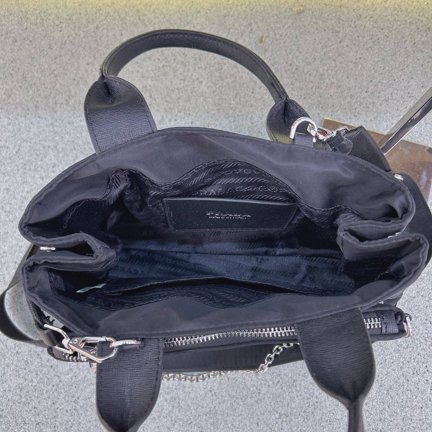 Prada ᴛᴏᴘ ʜᴀɴᴅʟᴇ
ᴄʀᴏssʙᴏᴅʏ ʙᴀɢ
ʀᴇᴍᴏᴠᴀʙʟᴇ ᴢɪᴘ ᴘᴏᴜᴄʜ
ᴡɪᴛʜ ᴄʜᴀɪɴ sᴛʀᴀᴘ
ᴀʟsᴏ ᴛʀɪᴍ ʟᴏɴɢ sᴛʀᴀᴘ
ɪɴ ɴʏʟᴏɴ ʙʟᴀᴄᴋ ᴍᴀᴛᴇʀɪᴀʟ
ɪɴ ɴᴀᴘᴘᴀ ʟᴏɢᴏ ᴛʀɪᴀɴɢʟᴇ
sɪʟᴠᴇʀ ʜᴀʀᴅᴡᴀʀᴇ
sɪᴢᴇ : 29 cm
85 dhs✅
Zain31
♥️♥️♥️