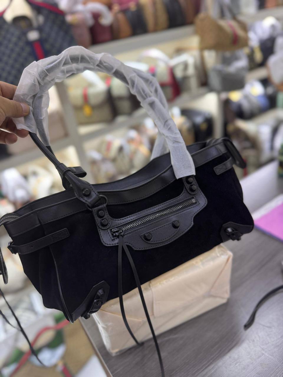 Balenciaga Master
370 dhs🪙💚
(Suede Material)
#32cm..
Zain228
♥️♥️♥️