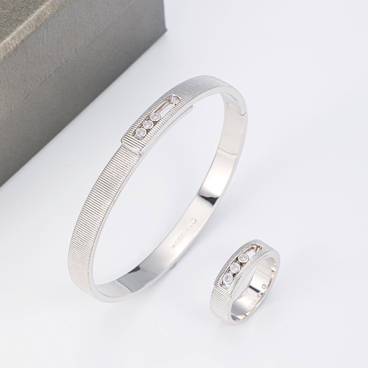 Messika 🦋*
Bangle 🌊
Ring 💍 size available 👇
6,7,8,9
With normal boxes 📦
100 dhs🪙🌨️
With master box 🗃️
140 dhs🪙🌨️
Zain216
♥️♥️♥️