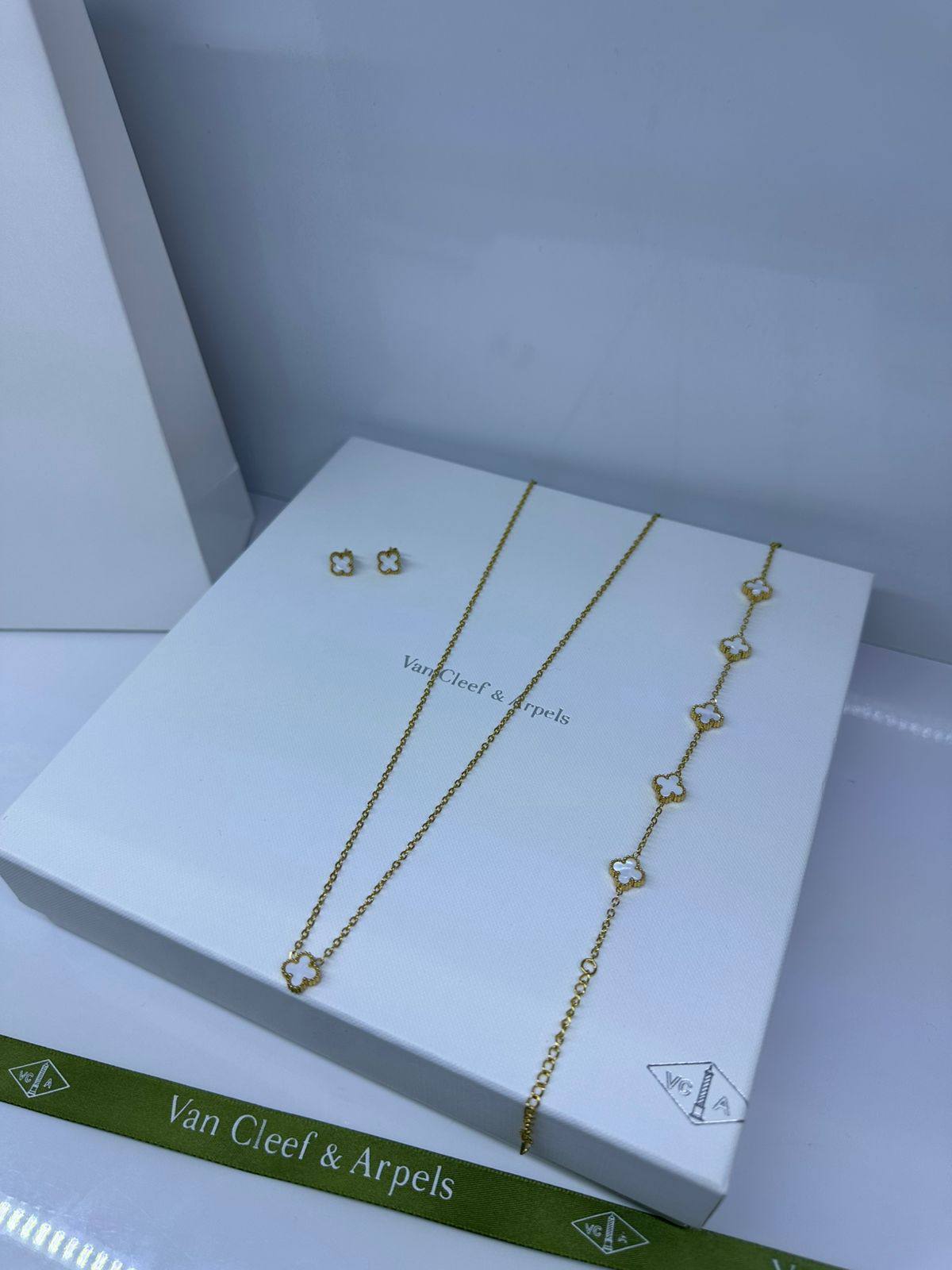 VCA Mini
Necklace 💥
Earring ✨
Ring 💍 free size
good quality 🍁
With normal boxes 🗃️
45 dhs🇦🇪🇦🇪🇦🇪
Zain216
♥️♥️♥️
