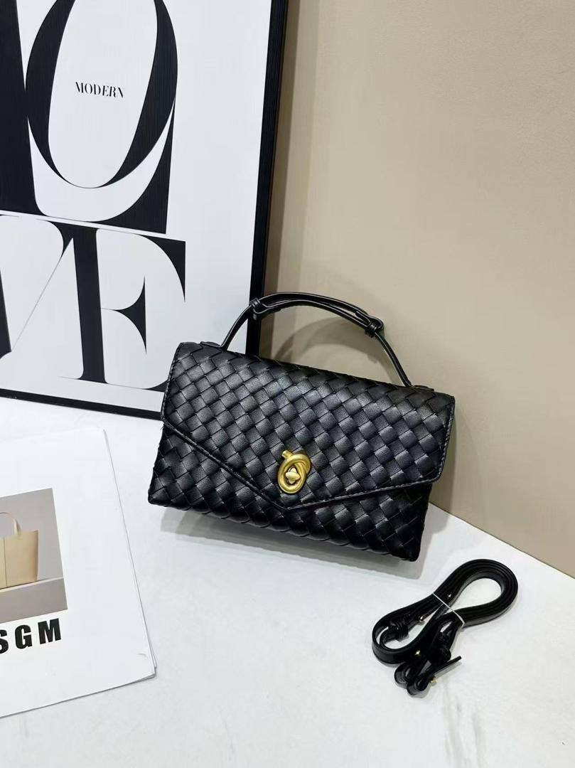 Bottega
100 dhs
with box
size 24cm
Zain26