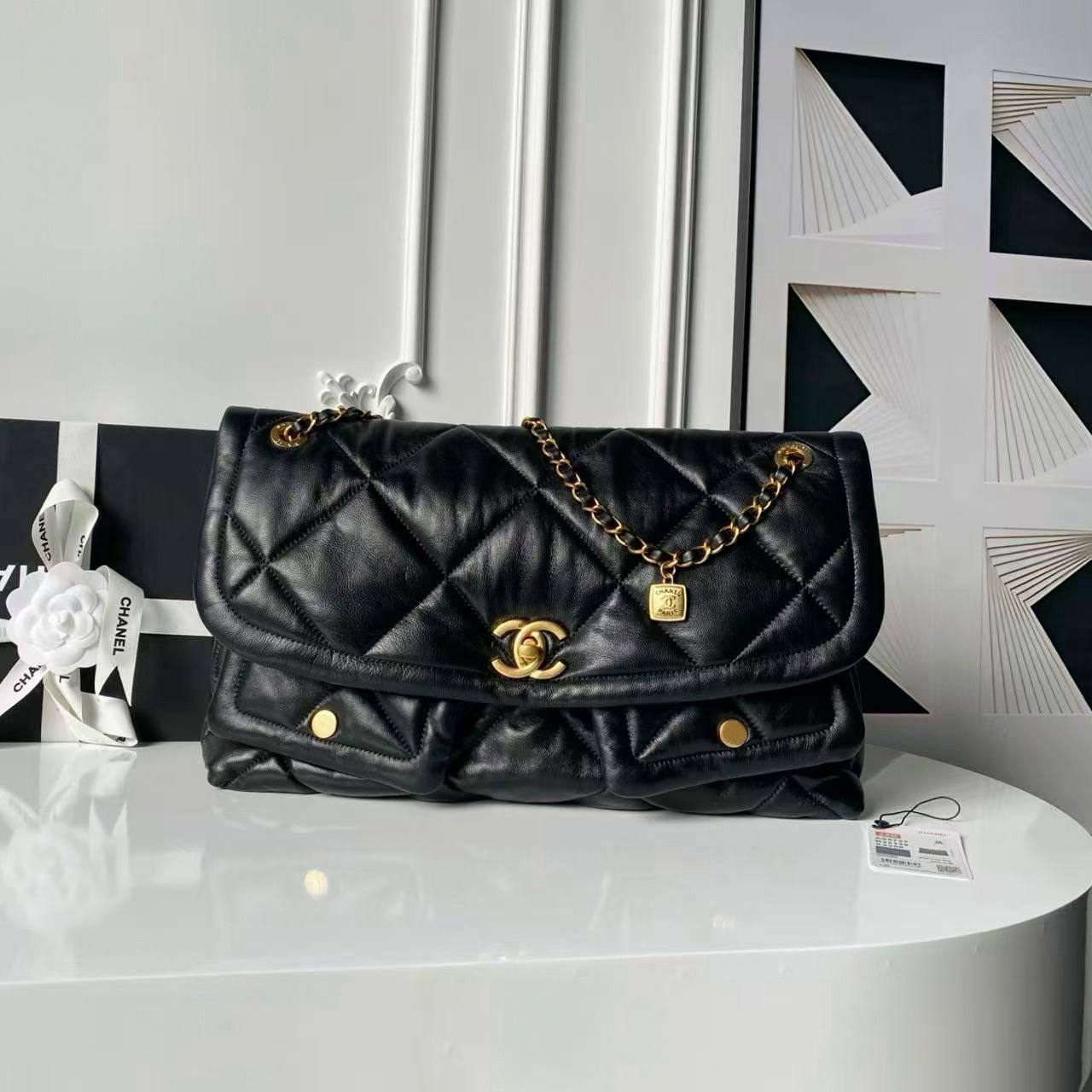 Chanel
30*20*10 cm
120 dhs🌺
Zain17
♥️♥️♥️