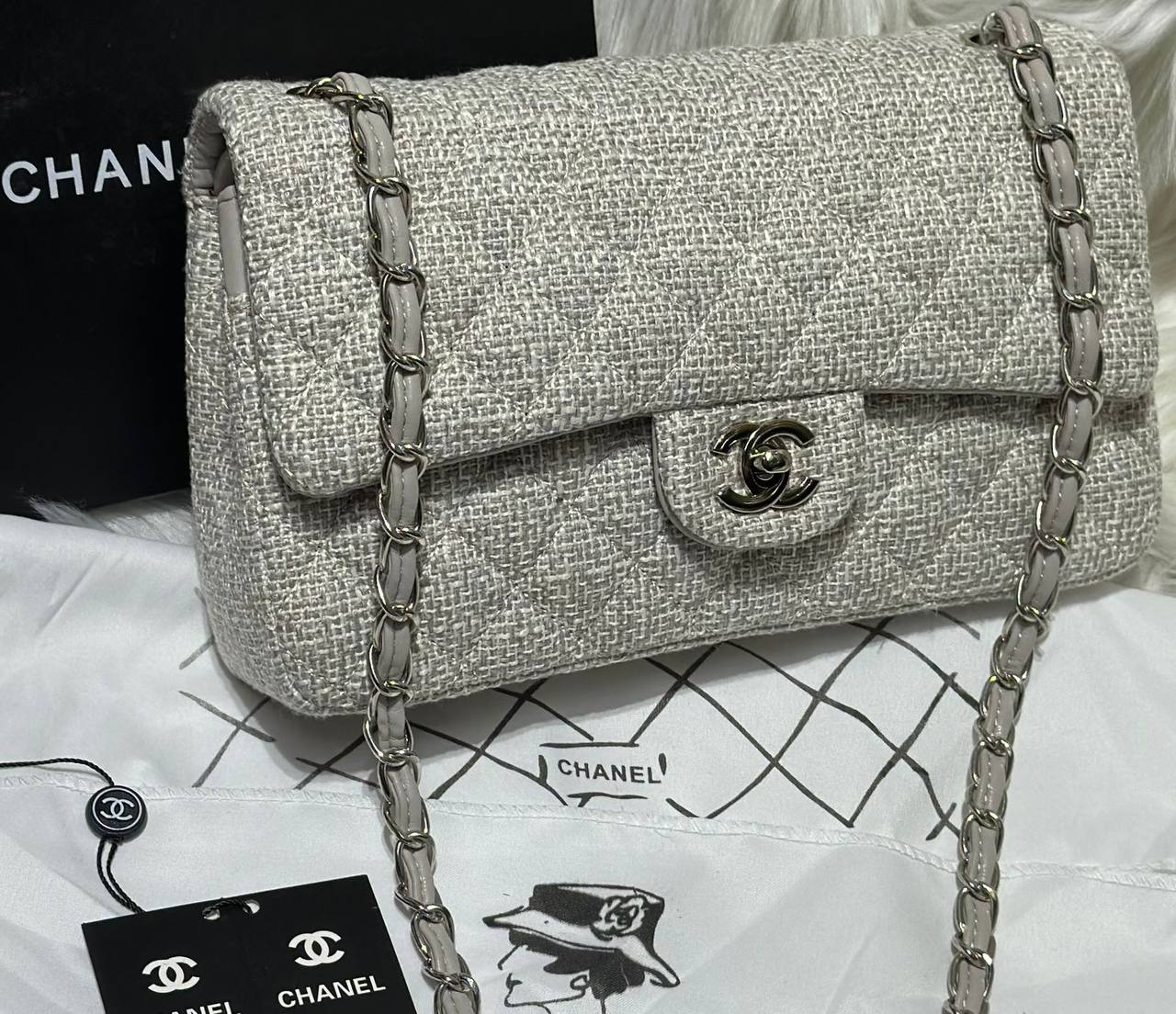 Chanel
good quality,
comes with box,
🎁🎁🎁
size... 26 *16 cm
115 dhs💓
Zain12
♥️♥️♥️